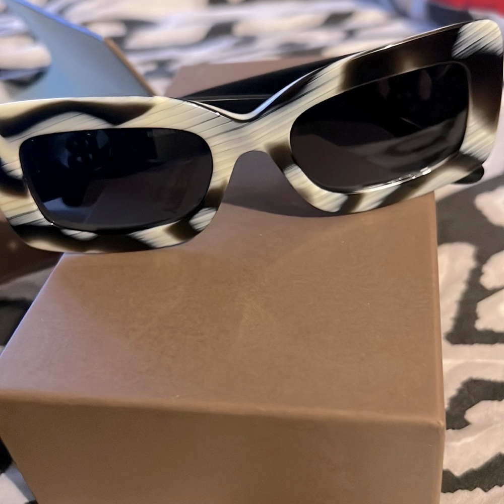 burberry sunglasses new. comes in original box